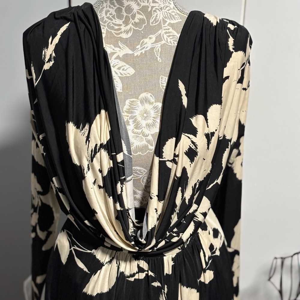 Elegant Black and Cream Floral Pants Suit - Picture 3 of 9